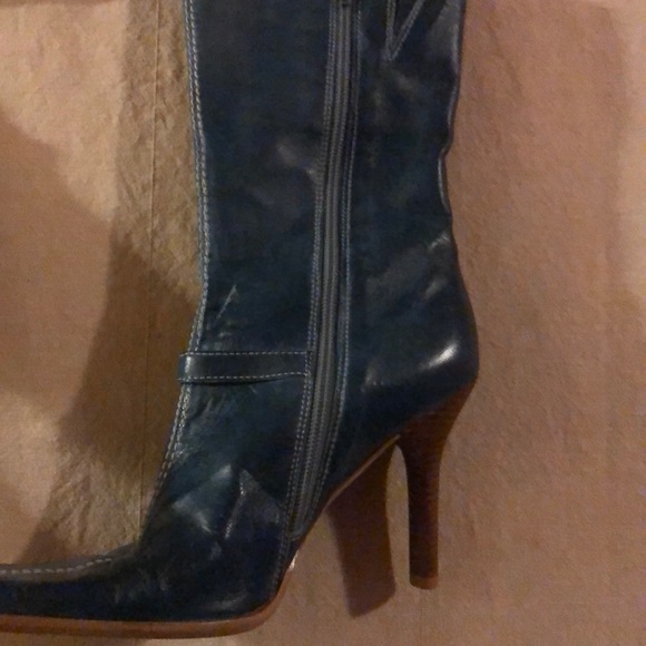 Blue bombshell - Picture 2 of 8